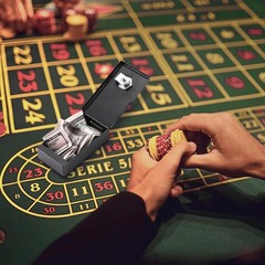 Metal Box for Gambler, Casino Cash Box with Money Slot and 2 Keys, Portable W…