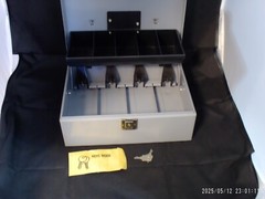 “Pre-Owned” Gray Locking Metal Cash Box w/ 2Keys, Change Tray & Cash hold down