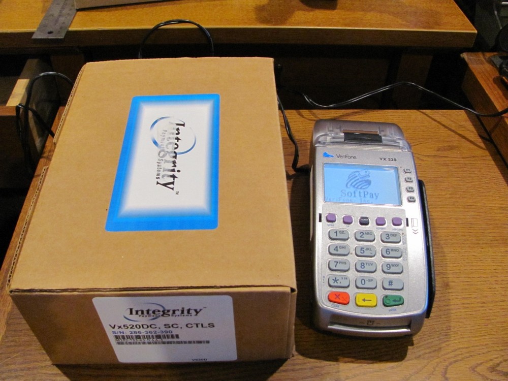 VeriFone VX520 Credit Card Terminal Machine Powers On w/Cords & Box