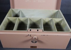 VINTAGE FLASH FILING METAL CASH LOCK BOX W/KEY STRONG BOX SAFE W/TRAY EXCELLENT!