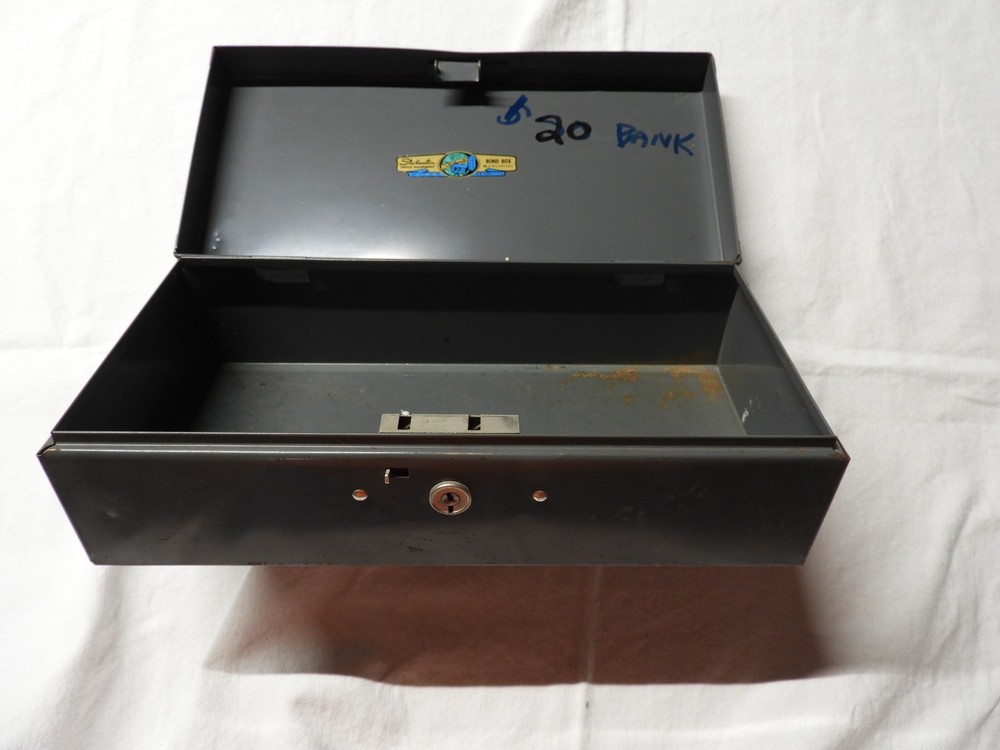 Vintage STEELMASTER – Bond Box – No 3 – NO KEYS – Fair Condition