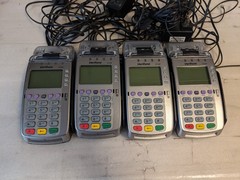 Lot of 4 VeriFone VX520 EMV NFC Credit Card Machines with Power Adapters – Reset