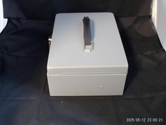 “Pre-Owned” Gray Locking Metal Cash Box w/ 2Keys, Change Tray & Cash hold down