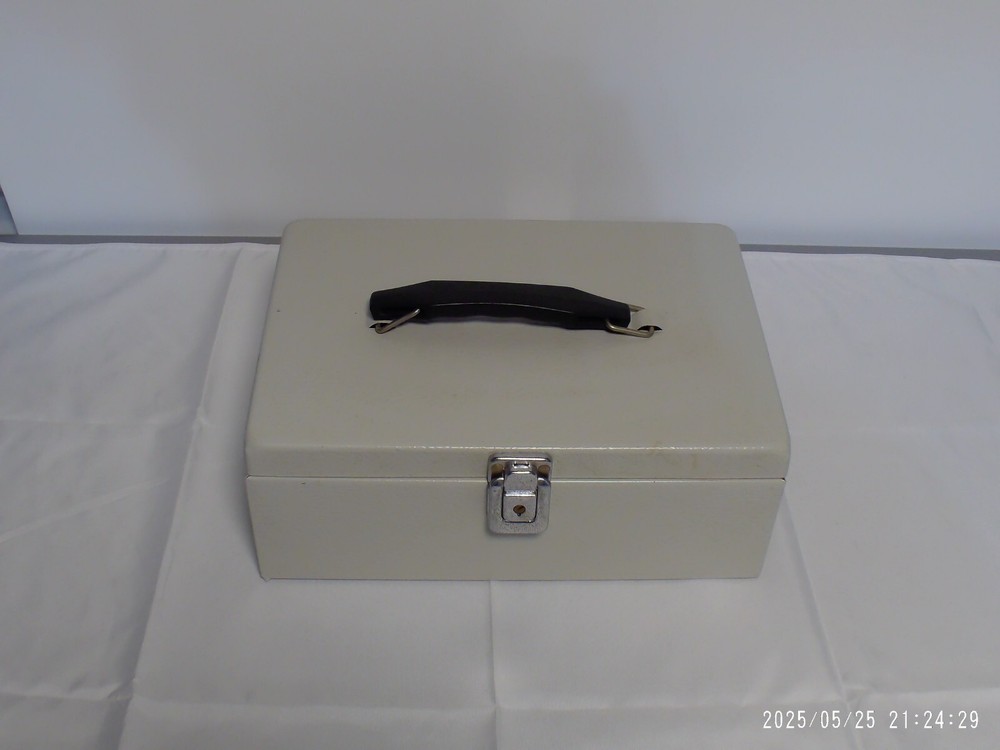 “Pre-Owned” Gray Locking Metal Cash Box No Keys w/ removable Cash/Change Tray