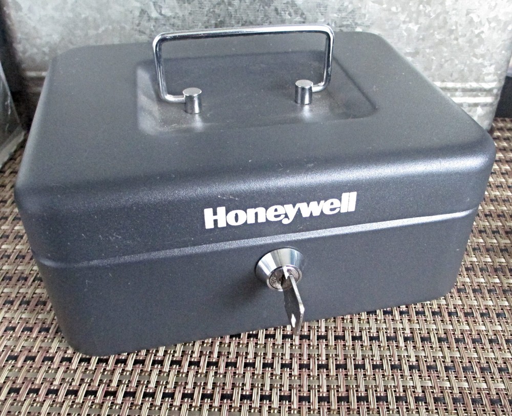 Honeywell branded cash box with interior tray, C516-3