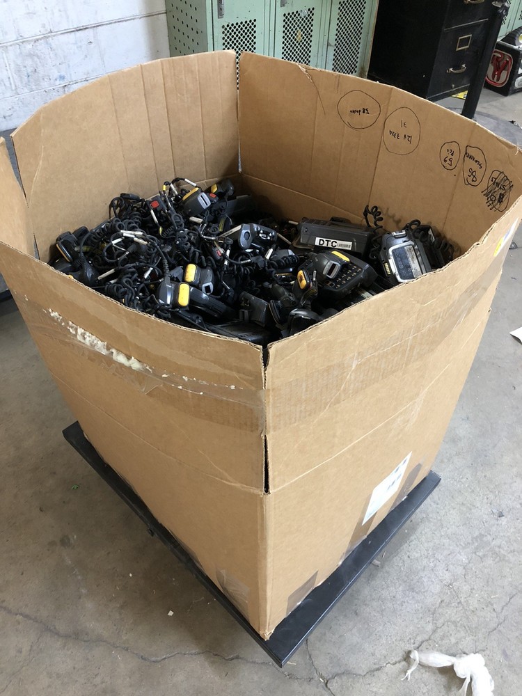 LARGE LOT MOTOROLA SIGNAL WT4090 PCS WITH FINGER SCANNERS AND CHARGERS UNTESTED