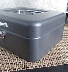 Honeywell branded cash box with interior tray, C516-3