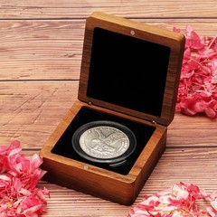 COSISO Single Walnut Wood Challenge Coin Presentation Small, Black Inner