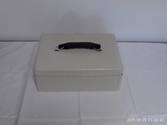 “Pre-Owned” Gray Locking Metal Cash Box No Keys w/ removable Cash/Change Tray