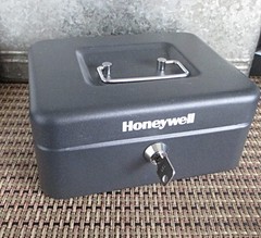 Honeywell branded cash box with interior tray, C516-3