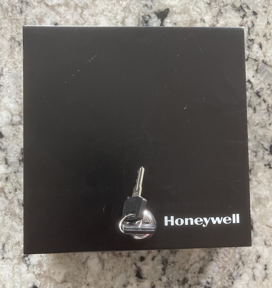 Honeywell metal cash box with a keyed lock and interior tray / Black