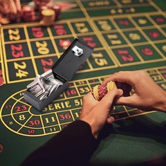 Metal Casino Cash Box for Gamblers, Portable Mini Lockable Winners Bank with Mon