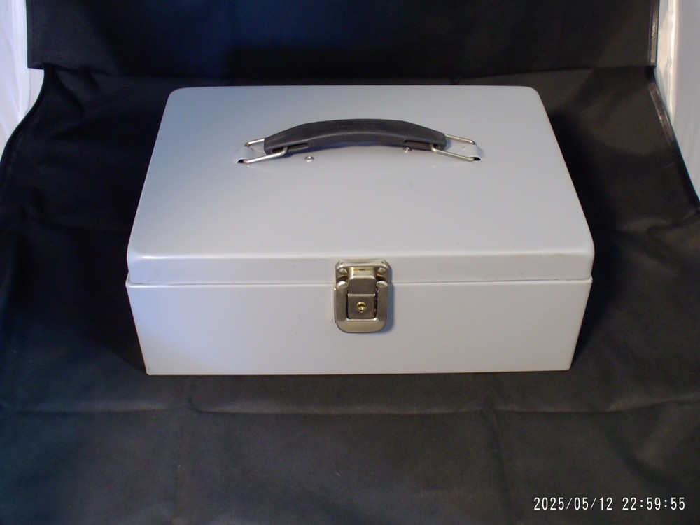 “Pre-Owned” Gray Locking Metal Cash Box w/ 2Keys, Change Tray & Cash hold down