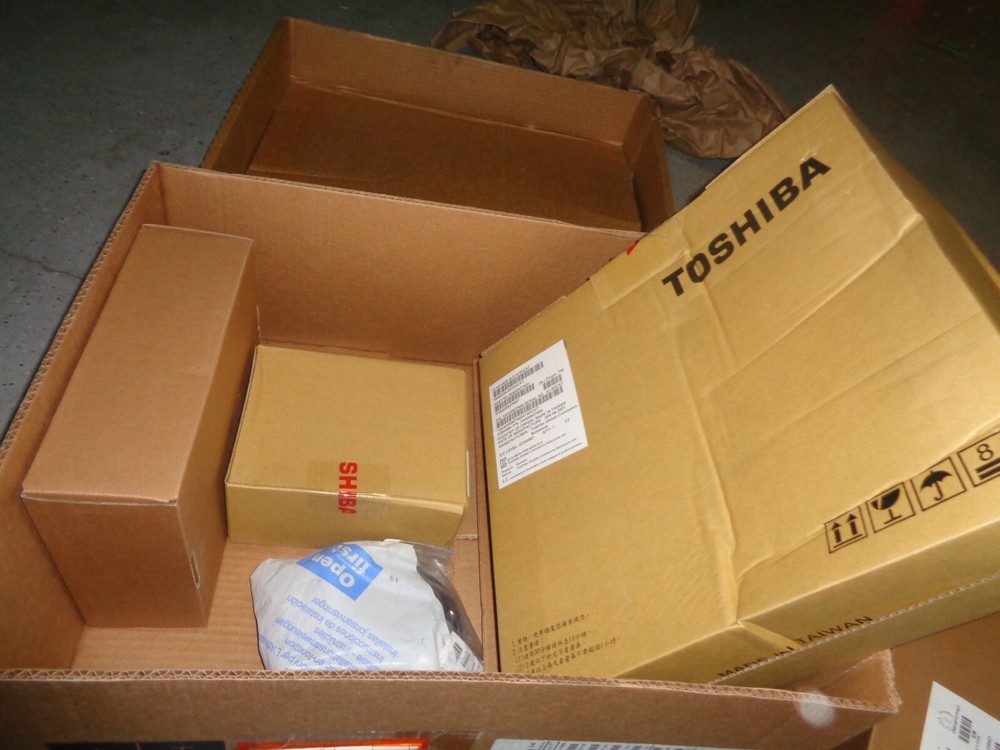 TOSHIBA 3AA00927600 415HCX 15″ Touch Monitor in Box +84Y2976 +3AA01194300 NEW