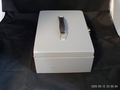 “Pre-Owned” Gray Locking Metal Cash Box w/ 2Keys, Change Tray & Cash hold down